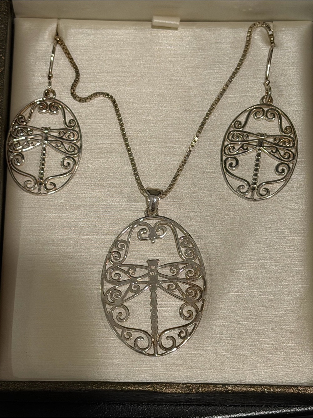 Southern Gates - Silver Dragonfly Pendant Necklace and Earrings Set - never worn
